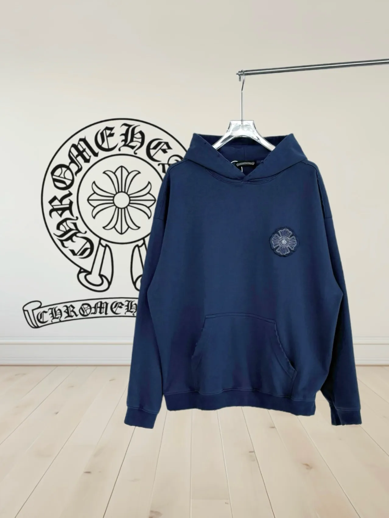 P340 [Higher version] Chrome Hearts*Chrome heart patch embroidered horseshoe logo‼ ️Hooded sweatshirt *Made of double-strand double yarn 430g pure cotton sweatshirt fabric. The fabric is woven with double-strand twisting, which is 40% stronger than single-strand yarn, forming a three-dimensional texture similar to the texture of tripe. It not only maintains the moisture absorption and breathability of pure cotton, but also achieves "softness but not collapse" through double-strand thickening. The whole strip is scanned and sprayed with technology The washing process produces a natural fading effect in parts, and the os version has a more lazy and loose feel. *Laser burnt patch embroidery➕Frayed process: micro-label on the chest patch, large logo horseshoe pattern on the back, heavy laser burnt three-dimensional patch embroidery pattern design, washed and frayed, and the overall garment presents a lazy style. *Whether it is for daily outings or sports and fitness, it can show your trendy attitude and become the focus of the street, with all three standards. Unisex style 𝐂𝐎𝐋𝐎𝐔𝐑: white blue black 𝐒𝐈𝐙𝐄: S-XL